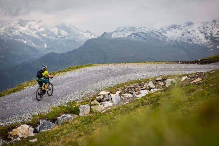  Auf einer der vielen Schotterstraßen hoch zu Almhütten im Gasteinertal.