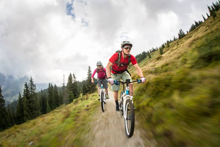   Cranking up the mountain on e-mountain bikes: not uncommon in the Hochkönig region.