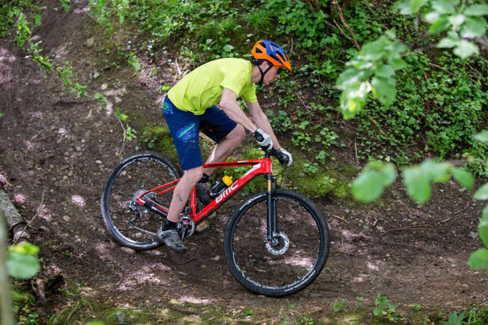   Das BMC Teamelite 01 beim ersten Fahrtest: Schläge und feine Unebenheiten bügelt der Elastomer-Dämpfer im Hinterbau angenehm weg.