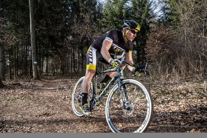   Cyclocross-Rennen werden häufig auf extrem verschlammten Wald- und Wiesenwegen ausgetragen. Die schmalen Reifen schneiden wie Messer durch den Morast. Der Gegenentwurf zum Fatbike also.