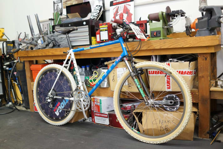   Hard at the rear, but still a kind of fully - the biggest difference between Greg Herbold's Miyata Ridge Runner Team and the bikes of his cross-country colleagues: milled, flexing cranks for a touch of comfort.