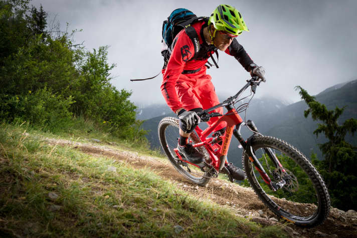   Das neue Focus SAM Carbon überzeugt durch ein gelungenes Handling und macht richtig Laune auf dem Trail.