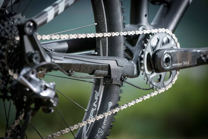   Genau wie beim Enduro SAM sind auch beim Focus Spine Kettenstrebe und Schaltzüge geschützt.