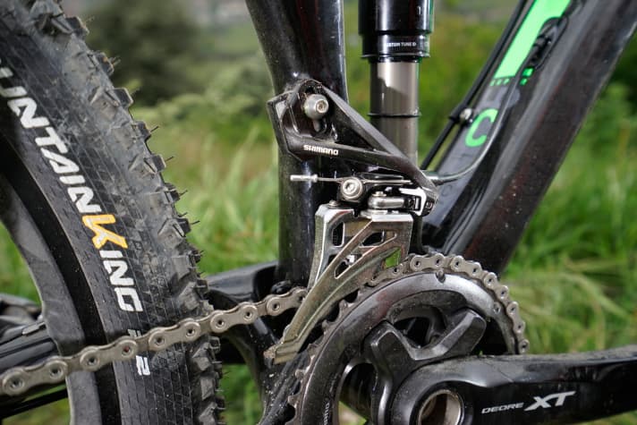   XT front derailleur: side-hinged for powerful and easy shifting.
