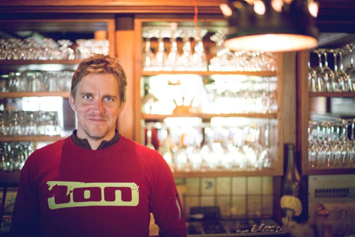   Hotelier Bernhard Flatscher steht in der Küche und guidet Biker auf Touren durch das Saalachtal.