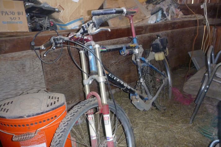   Doping fürs Bike: Herbolds selbst gebasteltes Hybrid-Bike mit benzinbetriebenem Rasenmäher-Motor.