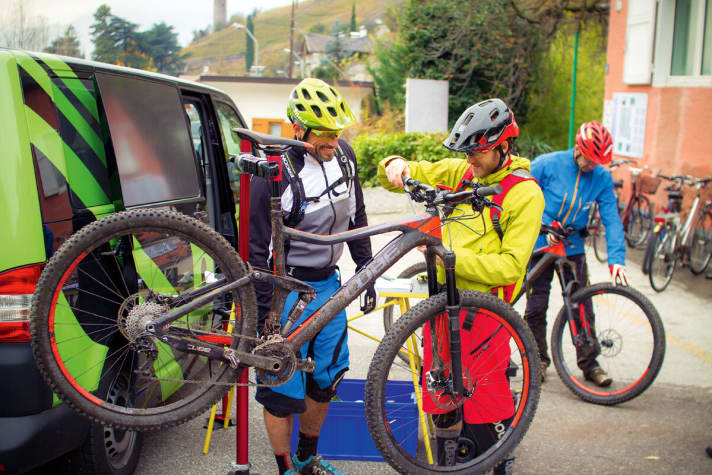   Trail, road, then off to change the brakes: the brake test follows a precise pattern.