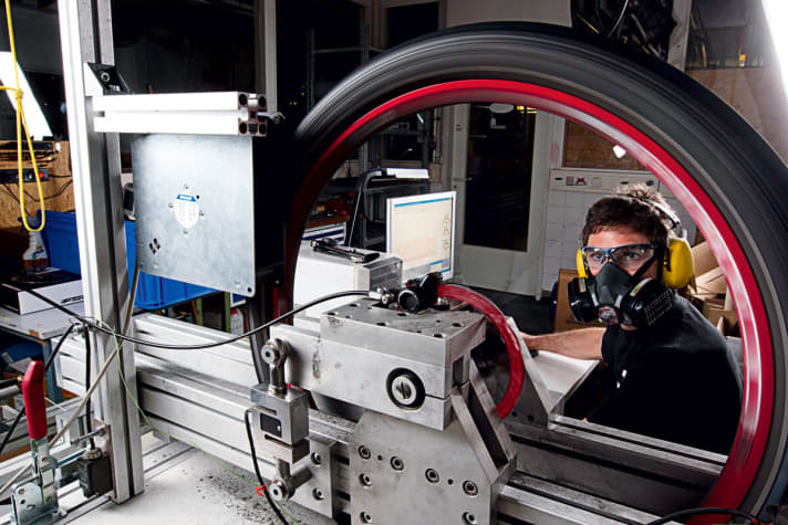   The brake test rig in the BIKE test lab runs at full speed during the disc brake test. And makes many a disc glow.