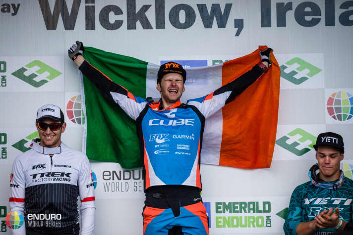   Greg Callaghan at his first EWS victory in 2015 in his home country of Ireland. Back then, he won on a Cube Stereo 140 with 27.5-inch wheels, i.e. an all-mountain bike.