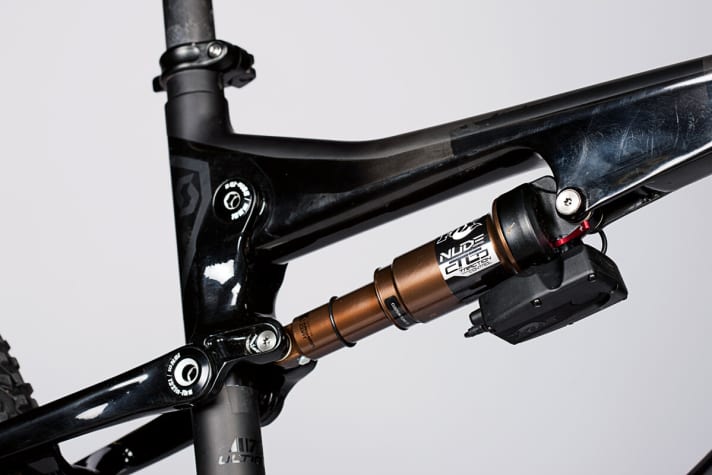   Scott-Fahrwerkszauber: Die Dreifach-Verstellung des Spark-Fahrwerks war schon immer sinnvoll, durch die iCTD-Box geht das jetzt elektronisch und äußerst komfortabel.