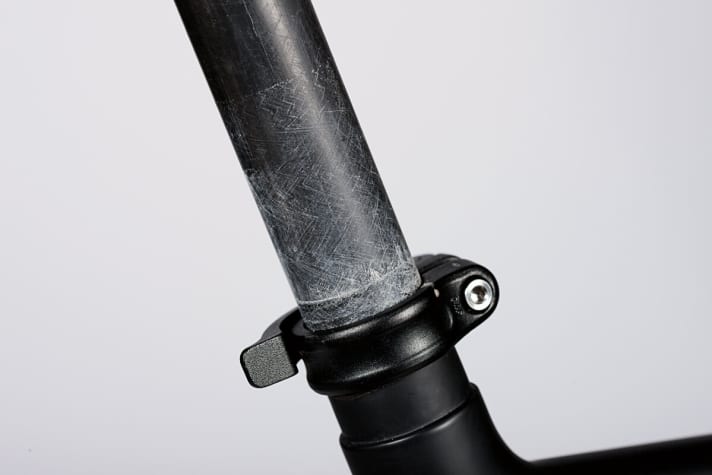   Auch ärgerlich: 9799 Euro für ein Bike ausgegeben,  nach kurzer Zeit die Sattelstütze derart verkratzt. Als Kunde von Scott hätten wir jetzt schlechte Laune.