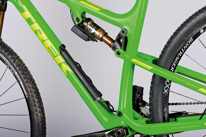   The battery mount on the down tube shows that the Di2 version of the Trek Superfly is only built to special order. Stupid: Because of the iCTD box, a large water bottle does not fit.