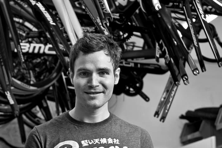   Canyon Shapeshifter "… erlaubt es, während der Fahrt die Geometrie, Hinterbaukennlinie und den Federweg zu ändern. Bergab sitzt man angenehm tief, und bergauf hat man viel Bodenfreiheit beim Pedalieren über Wurzeln und kleine Absätze." (Vincenz Thoma, Team-Leiter der Produktentwicklung bei Canyon)