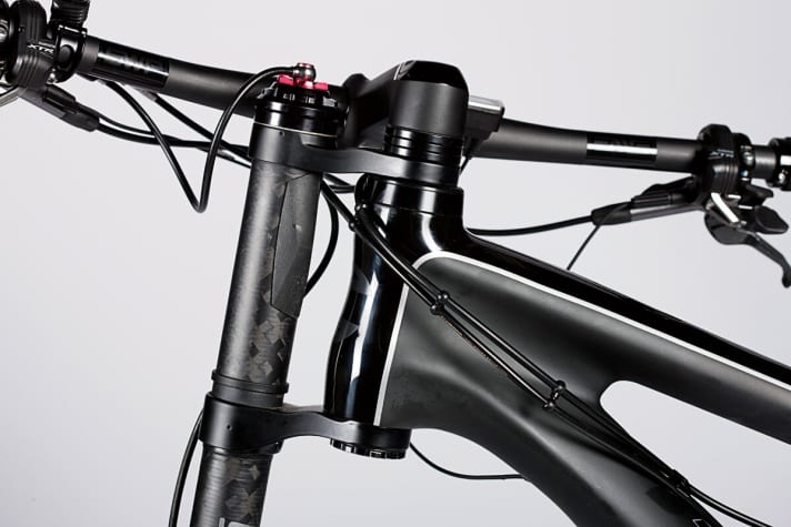   Charaktersache: Wenn man den Distanzring auf dem Steuerrohr nach unten montiert, verändert sich die Geometrie, das Cannondale Scalpel wird etwas entspannter, laufruhiger.