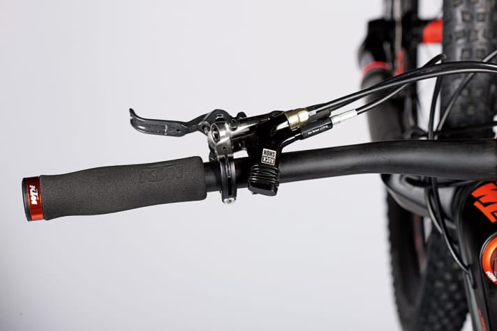   KTM has dispensed with the left-hand gear lever and is fully committed to the Syncro-Shift function. This means that the left thumb only has to deal with the full-sprint lockout.