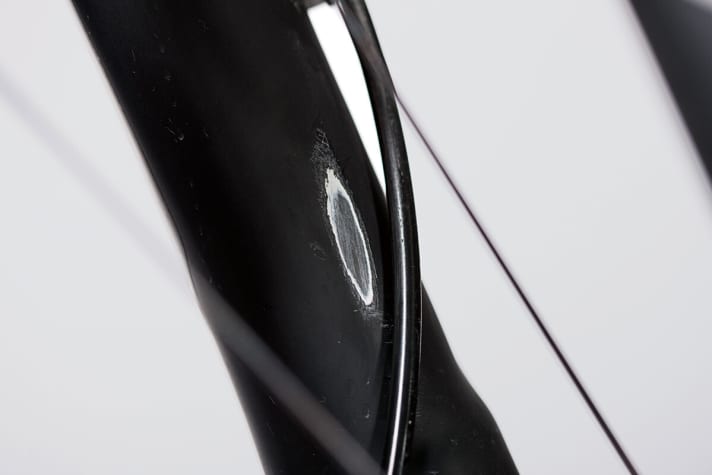   Annoying: The brake line exposed the material of the RS1 fork on the KTM Scarp due to a lack of protective film. Proud owners must carefully mask their new bikes immediately.