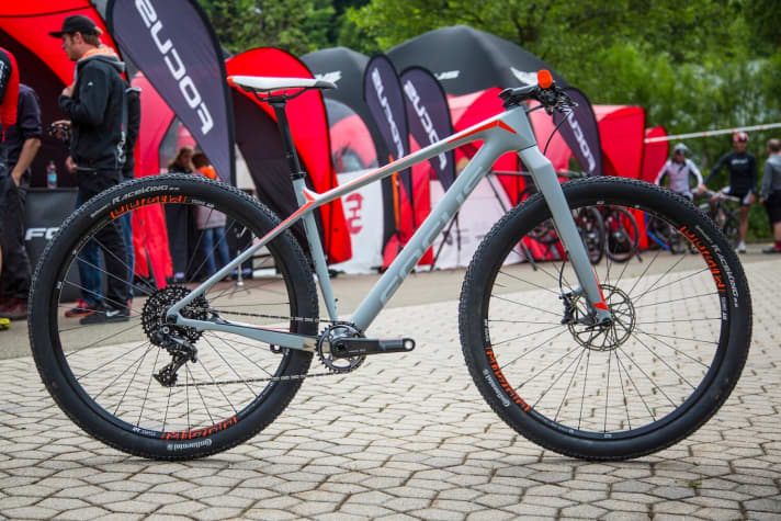   The 3500 euro Factory version of the Raven Max with carbon rigid fork. It weighs 8.4 kilos.