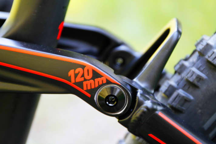   Wippe und Hinterbau sind bei beiden Cube-Stereo-120-Versionen aus Aluminium. Beim HPC ist nur der Hauptrahmen aus Carbon.