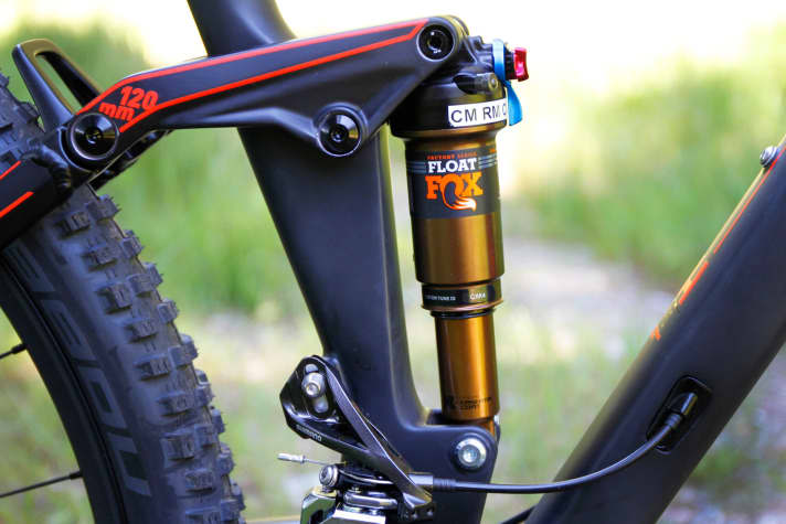   Two details of the new Cube Stereo 120: the shortened rocker and the front derailleur cable routing for Shimano's Side-Swing models.