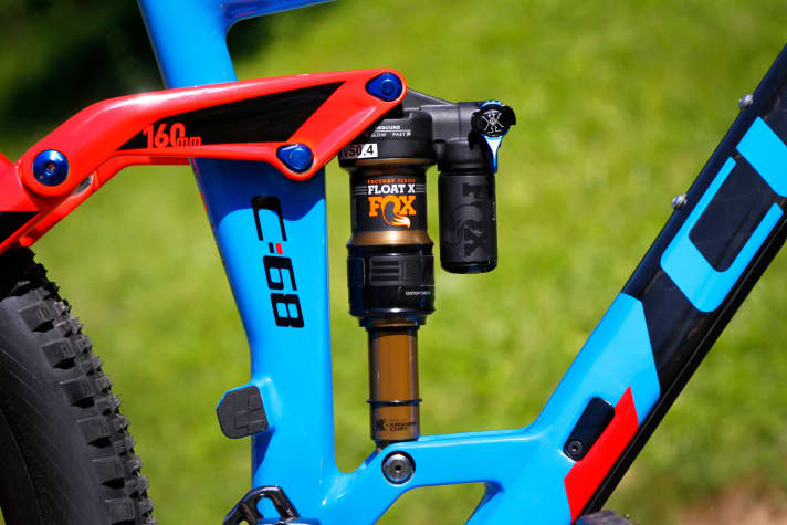   Platz geschaffen: Beim neuen Cube Stereo 160 lassen sich Dämpfer mit Ausgleichsbehälter problemlos fahren – wie der Fox Float X im Bild.