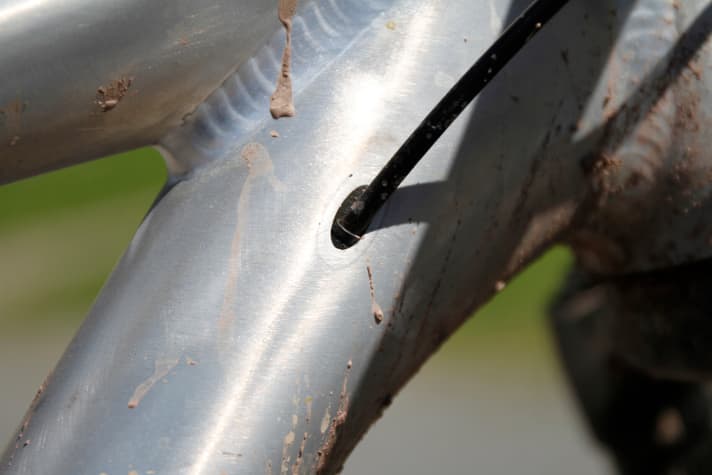   The cables disappear inside the aluminium frame in the down tube.