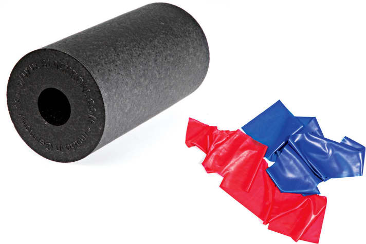   Blackroll Verspannungen lösen und selber die Beine massieren: Die Blackroll gehört zum Standard eines jeden Radsportlers. Ideal für Beine und Rücken. Klein, aber oho Thera-Bänder können gezielt eingesetzt werden, um Dysbalancen zu korrigieren. Ideal fürs Training der Beine und oberen Rücken.