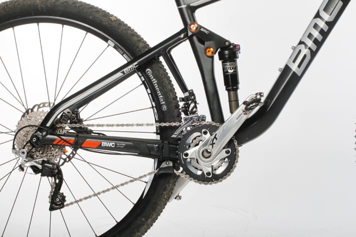   BMC Speedfox: The Speedfox shows how to properly protect a carbon frame. Clever: The chain guide is mounted directly on the strut guard.
