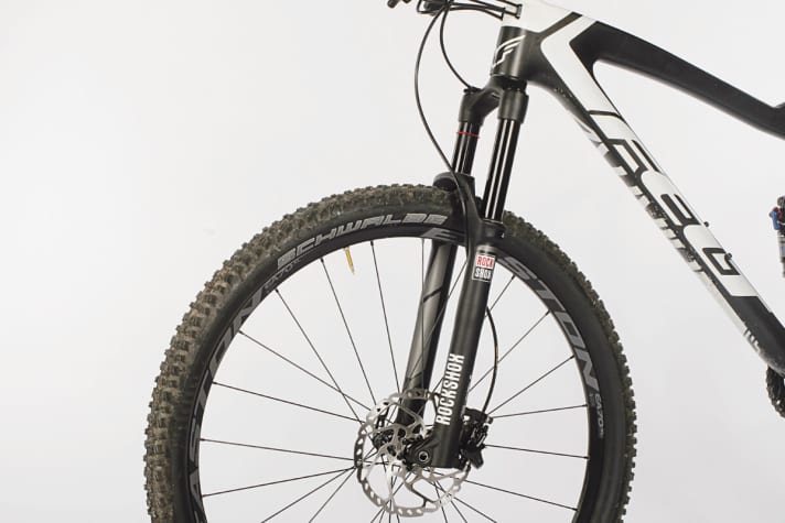   Felt Virtue 2: Slim forks like the Rock Shox Revelation are well suited for sporty use, but less powerful in the low-priced RL version.
