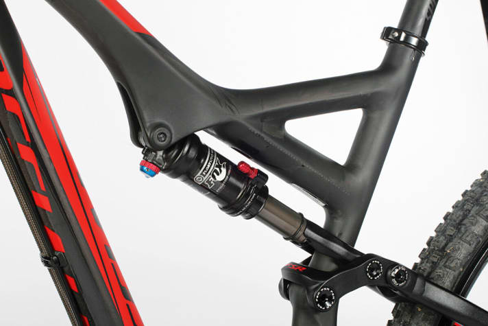   The red Autosag valve makes the suspension setup of the Specialized Stumpjumper easier. However, we found the automatic setup a little too soft. We needed to top up the pump.