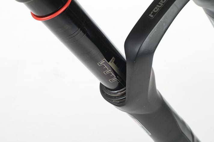   Über die aufgedruckte Skala lässt sich der SAG sehr gut ablesen. Im Fahrbetrieb sackte die Rock Shox Revelation leicht zusammen, wodurch sie Federweg einbüßte.