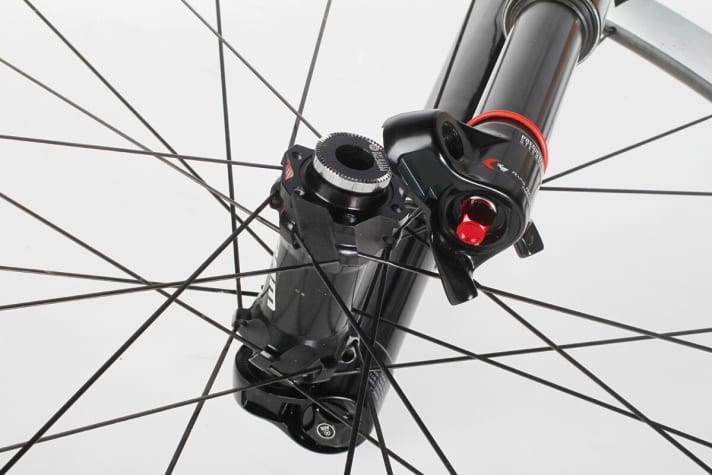   Ohne spezielle Nabe, die etwa 50 Gramm mehr auf die Waage bringt, geht bei Rock Shox nichts. Die Ausfallenden können sich beim Radwechsel leicht verdrehen.