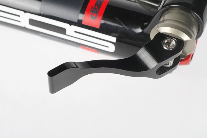   Der gefräste BOS Schnell­spannhebel der 15-Millimeter-Steckachse fällt scharfkantig aus und liegt daher nicht optimal in der Hand.