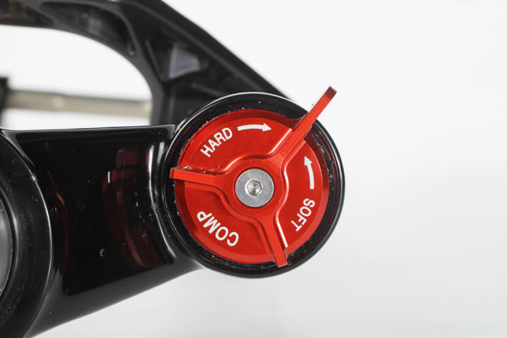   Der Remote-Hebel am Lenker ist ein essenzielles Tool für Racer. BOS verzichtet darauf. Der Druckstufenhebel könnte zudem definierter rasten. 