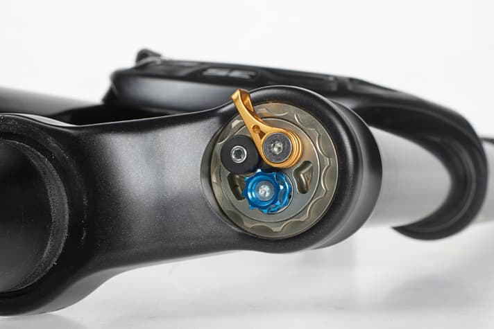  Formula: The buttons are not labelled. Without an instruction manual, you are at a loss. The compression damping (blue) could be more defined.