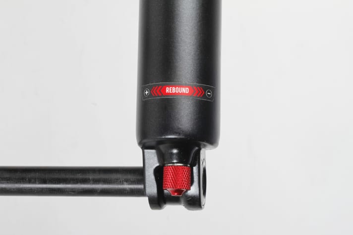   Bei der Zugstufenverstellung wurde + und – vertauscht. Wer im Uhrzeigersinn dreht, erhöht auch bei der Thirty Three die Dämpfung.