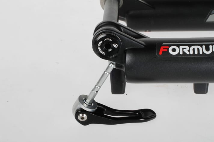   Formula, Magura – Achtung Grammfuchser: An beiden Gabeln lässt sich der Hebel der Steckachse leicht abziehen. Das spart bei Formula 32 und bei Magura 17 Gramm.