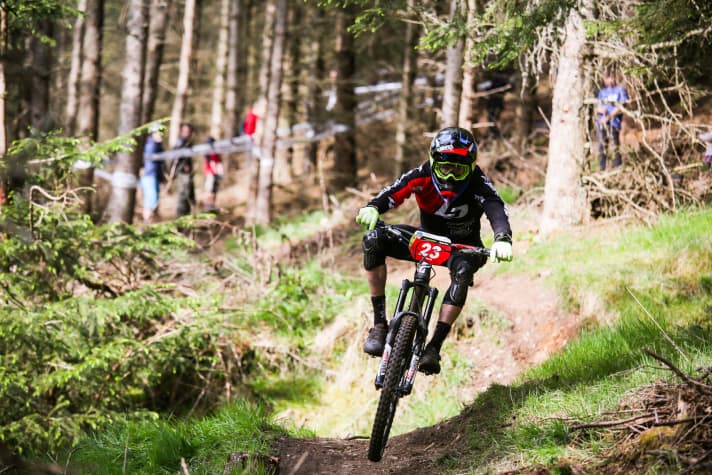   Nicolas Vouilloz beim Härtetest der SixSixOne Recon Knee Pads.