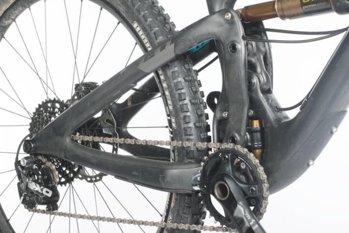   The carbon rear triangle offers pleasant flex. Top workmanship: rubber protectors are integrated at all neuralgic points.
