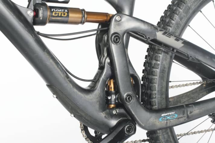   The elaborate centrepiece of the Yeti is the Switch Infinity rear triangle, which also allows the main pivot point to move up and down vertically.