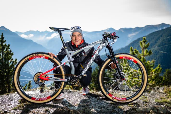   Nino Schurter with his Scott Spark 700 RC, on which he won the 2015 World Championship title.