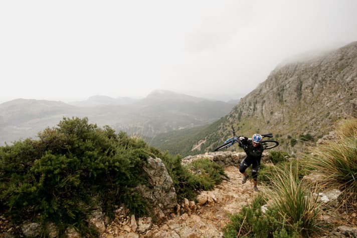   Bei der Trans Mallorca bleiben einem Tragepassagen manchmal nicht erspart.