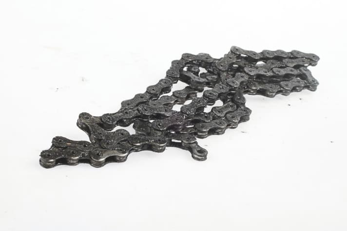   Our wear test of 11-speed drivetrains showed that the Shimano XTR chain lasts longer than the 1x11 chains from SRAM.