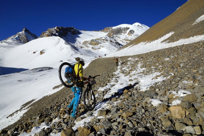   Beim Yak Attack im Himalaya gehören kilometerlange Tragepassagen durch den Schnee dazu.