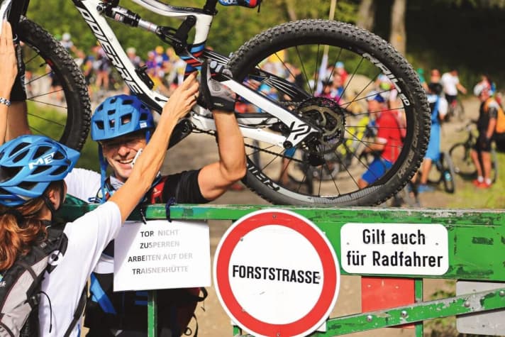 The green gateway to biker hell: Simon Tischhart's story began on the forest path to the Muckenkogel. On the anniversary, more than 50 bikers gathered for a protest march.