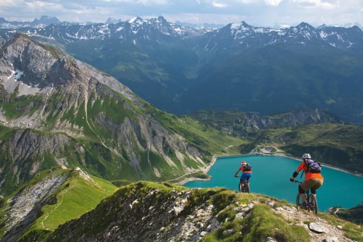   Nowhere can you feel the power of nature as much as in deserts and mountains. The Alps are perfect for soft adventurers. So why not cross the Alps by MTB?