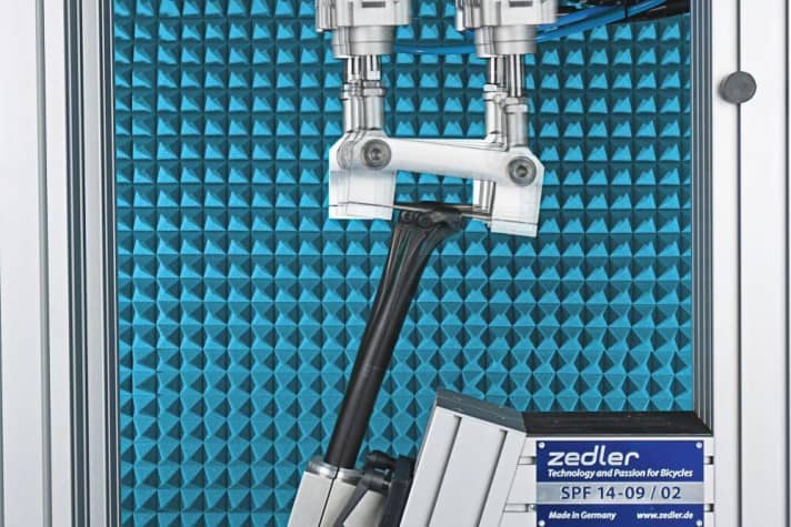   Die Folterkammer: Auf diesem Prüfstand mussten alle Komfort-Sattelstützen das praxisnahe Testkollektiv durchlaufen.