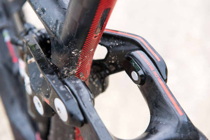   Von außen sieht man nur einen schwarzen Deckel. Um den Flip Chip umzustellen, muss man diese lösen und samt einem Insert umdrehen.