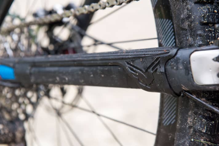   Der Kettenstrebenschutz lässt sich einfach anklippen und austauschen.