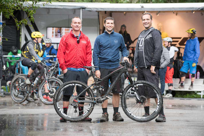   Die Entwickler-Crew von Felt mit ihrem neuen Baby, dem Felt Decree FRD.