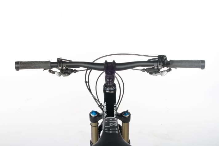   Optimales Cockpit beim Canyon Nerve: Lenkerkröpfung, Bügelbreite (720 mm) und Vorbaulänge (80 mm) haben uns beim Canyon besonders gut gefallen .